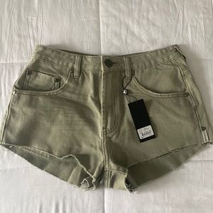 One Teaspoon khaki the one short
Size 29 army green
Tags on never worn